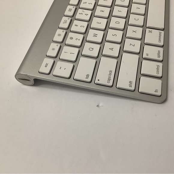 Apple Mac Bluetooth Wireless Silver Slim Magic Keyboard Model A1314 - Picture 2 of 6